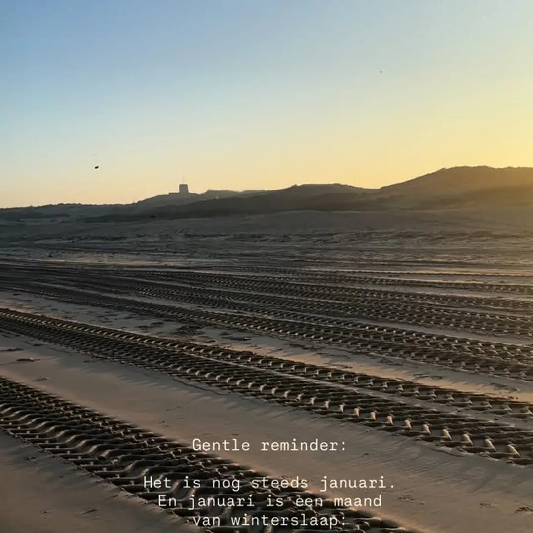 Reel: Scheveningse kust bij zonsondergang, gentle reminder voor januari